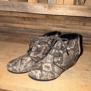 Toms Wedge Snake Booties